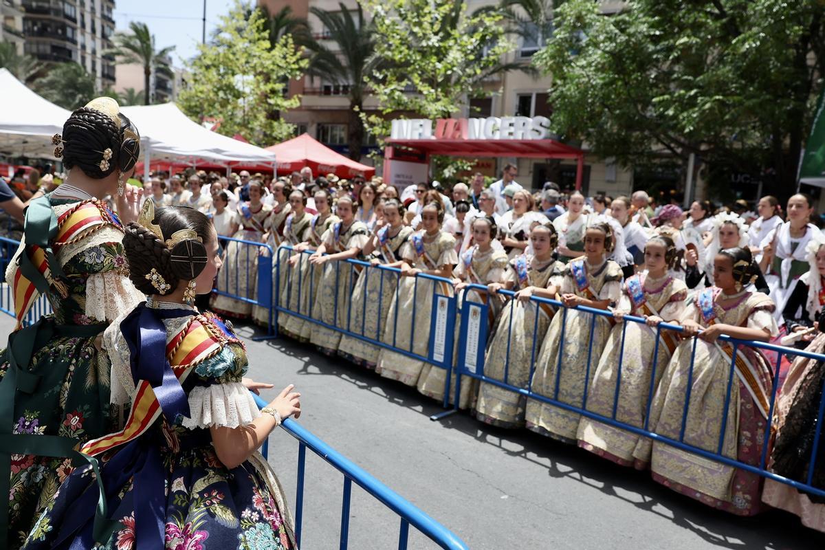 La comitiva fallera se estrena en Alicante con la mascletà de Mediterráneo