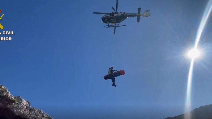 Rettungaktion: Der 21-Jährigen wurde mit Hubschrauber aus dem Meer geholt