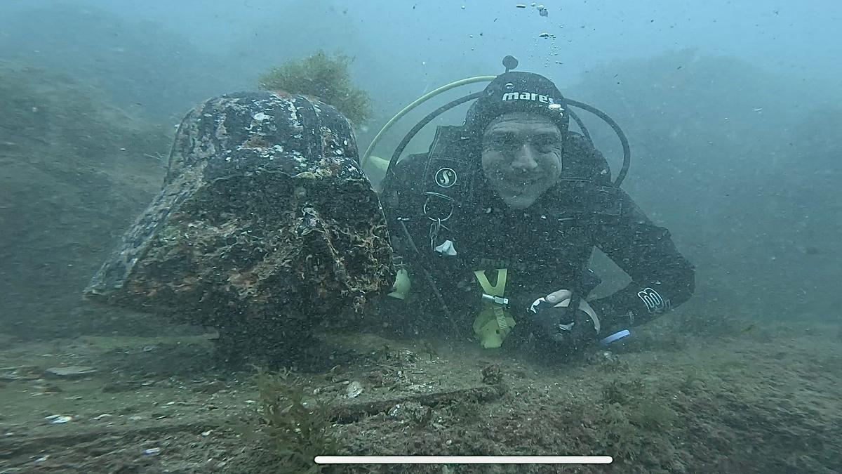 Oliver Sanchez, el propietario de Vanas Dive, sonríe posa sin máscara ni regulador junto a Darth Vader.
