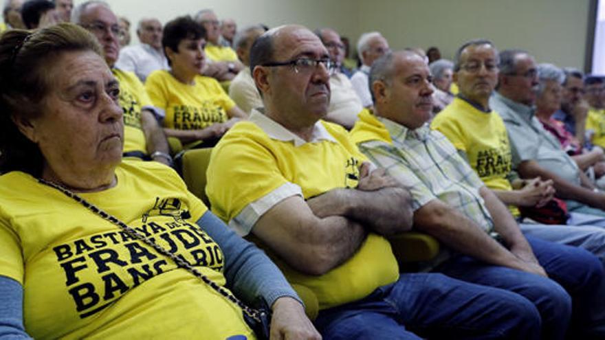 Afectados por las preferentes de Caja Madrid, en la sesión de este jueves del juicio.