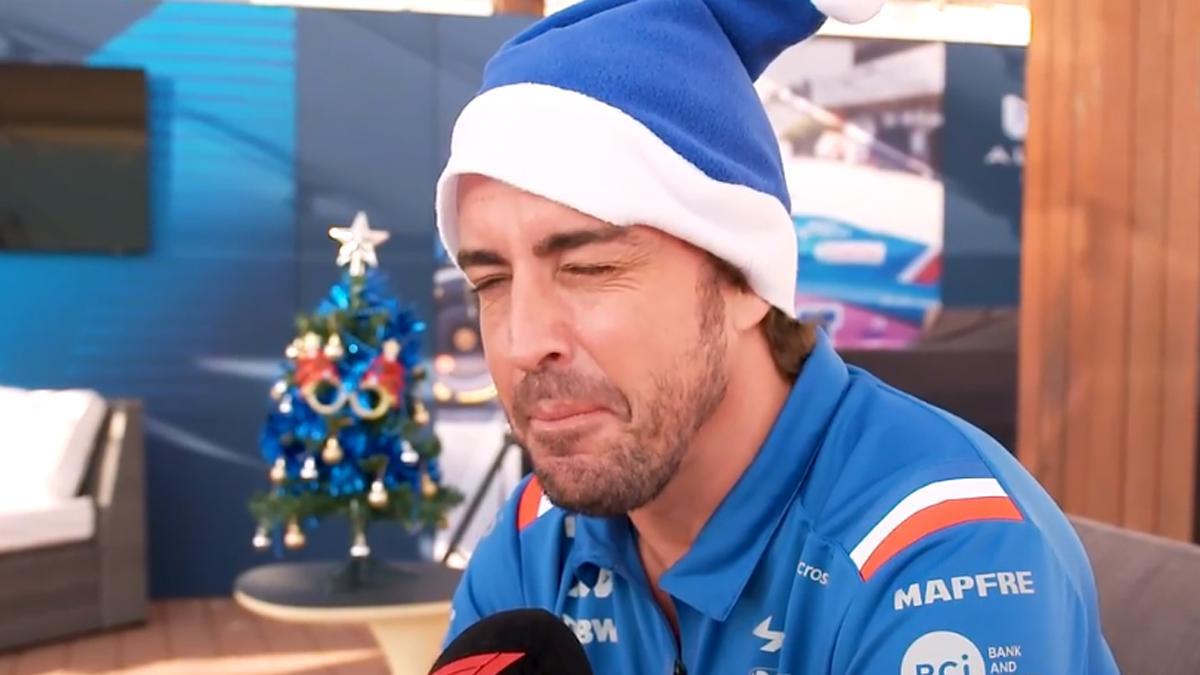 Fernando Alonso, gesticulando tras recibir su regalo de &#039;amigo invisible&#039;