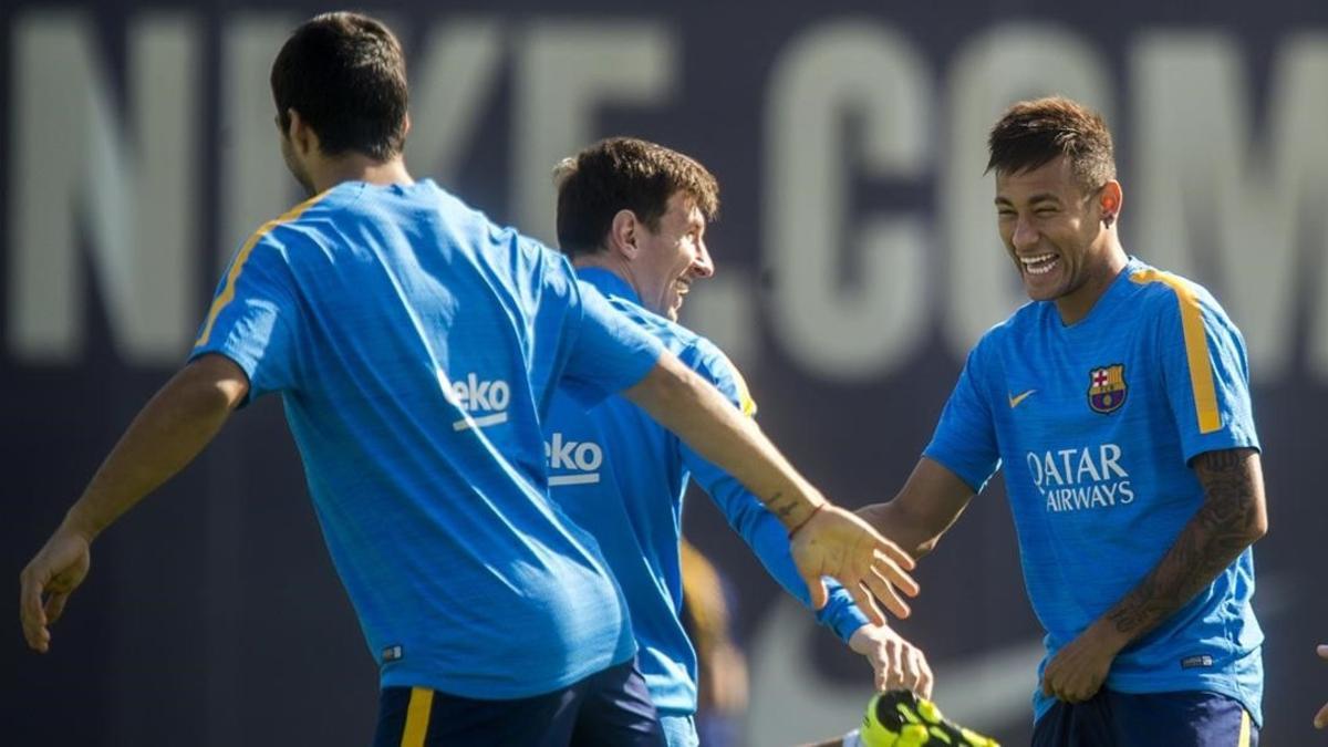 Suárez, Messi y Neymar se entrenan ante un cartelón publicitario de Nike, en Sant Joan Despí