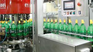 Una de las líneas de producción de Sanmy, la empresa de refrescos más antigua de España