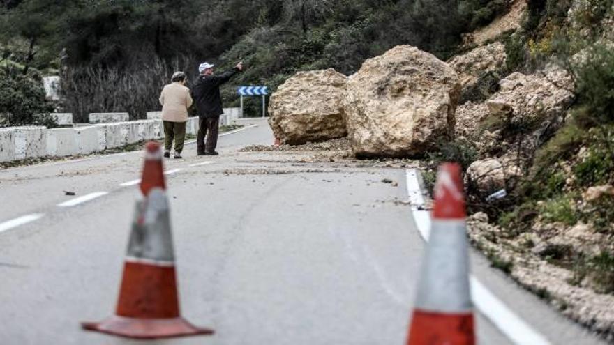 Grandes piedras se han desprendido de las montañas que envuelven la CV-70 y que concentra grietas.