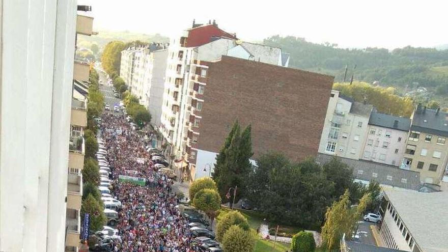 Protesta masiva ayer en O Barco de Valdeorras. // FdV
