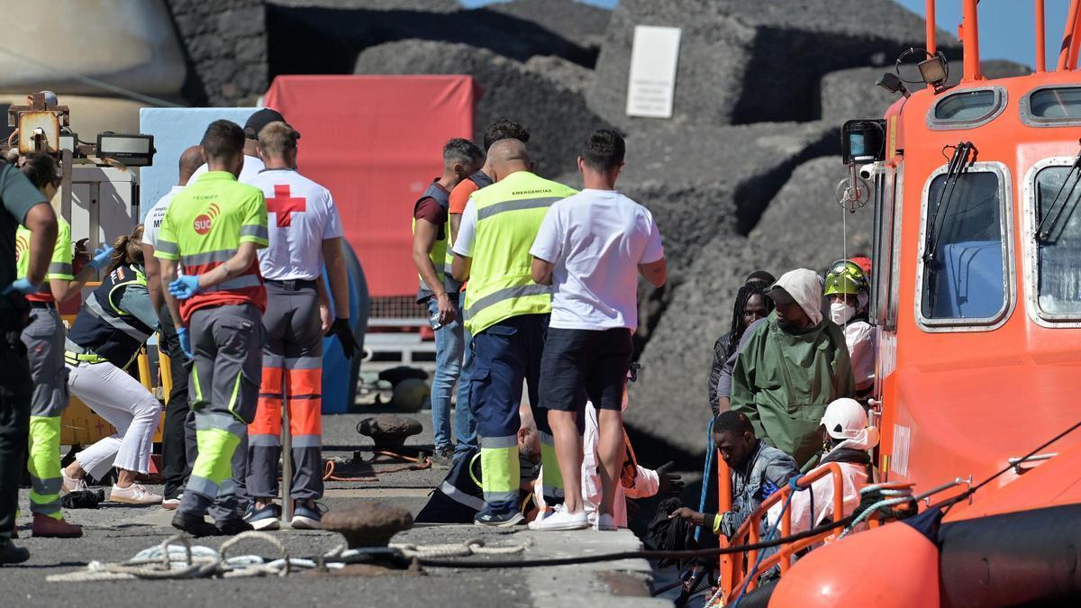 Salvamento Marítimo lleva al puerto de La Restinga, en El Hierro, a los ocupantes de un nuevo cayuco rescatado cerca de la isla