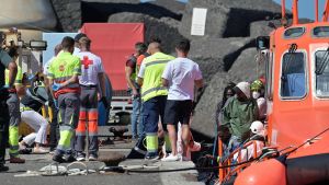 Salvamento Marítimo lleva al puerto de La Restinga, en El Hierro, a los ocupantes de un nuevo cayuco rescatado cerca de la isla