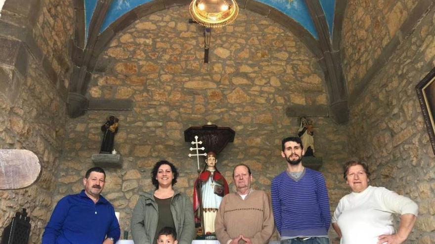 Alfredo Pérez, Isabel López, Omar Sabri, Ángel Pérez, Dan Miravalles y &quot;Leni&quot; Pérez, en la capilla de Cúa, ayer.