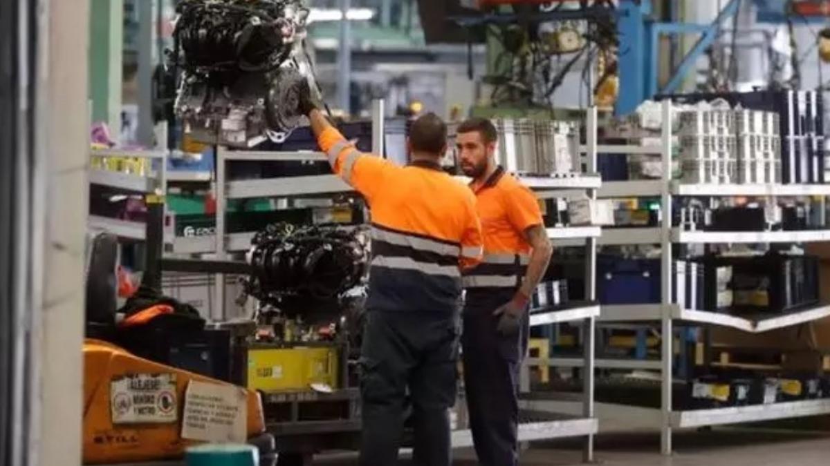 Dos trabajadores en una industria.