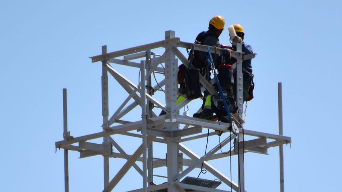 Operaris treballant en l’antena de l’Olivar Gran