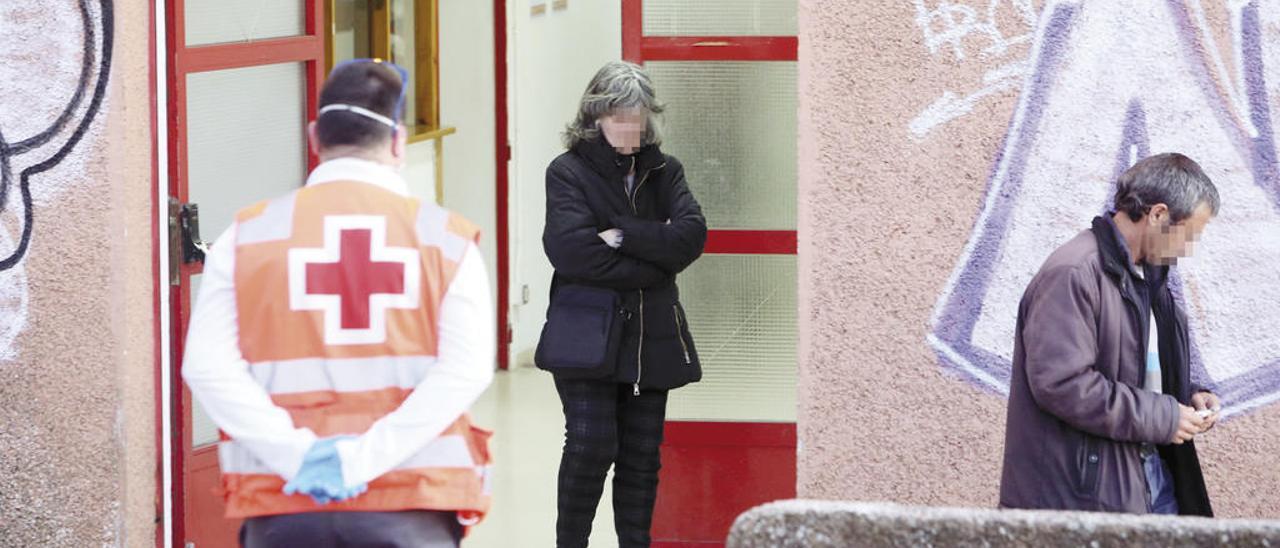 Acceso al pabellón de Berbés, donde el Concello ha instalado 38 camas para personas sin hogar. // M. Brea