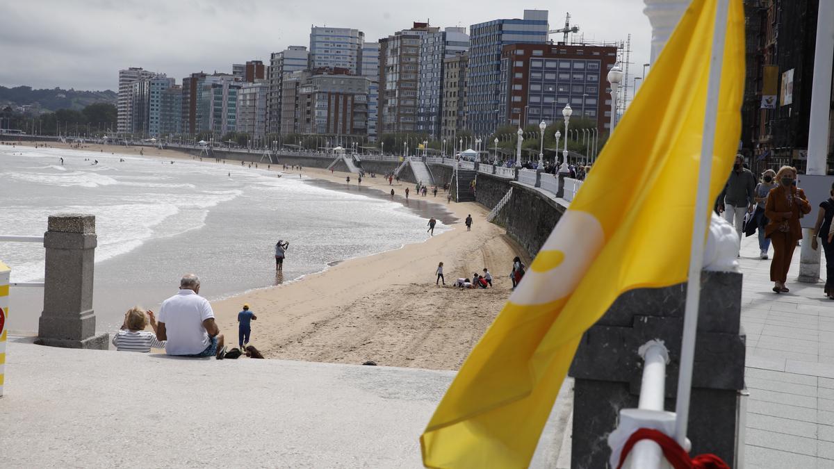 Playa de San Lorenzo, con la bandera amarilla en la Escalerona.