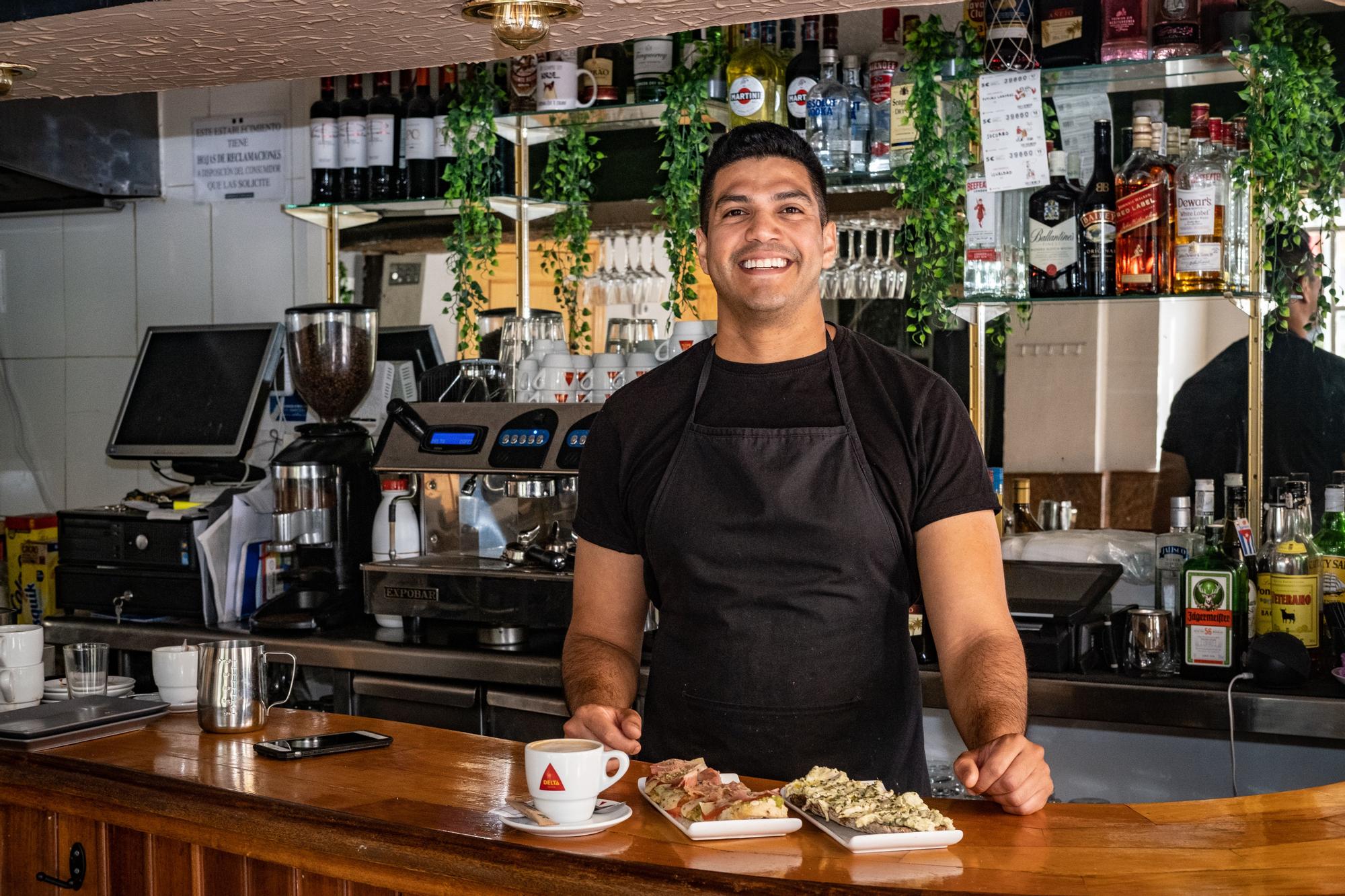 César Latorre, sirviendo un desayuno en &#039;Media Caña&#039;.