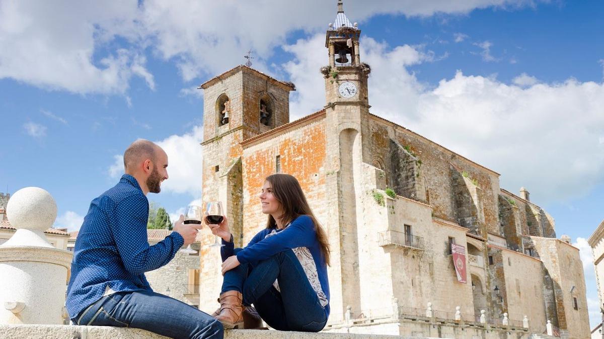 Una pareja brinda con vino extremeño en la plaza Mayor de Trujillo.