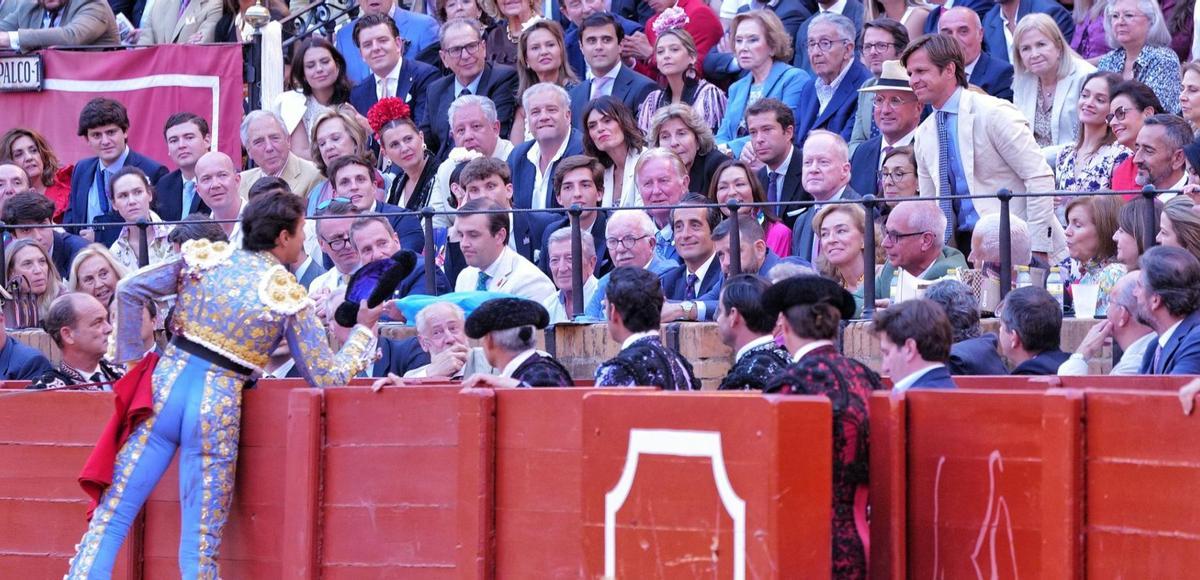 Andrés Roca Rey brindó su toro a El Juli, sentado al lado de Pedro Cavadas