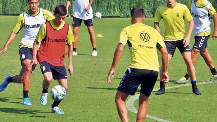 Pedri con el balón en un entreno del primer equipo.