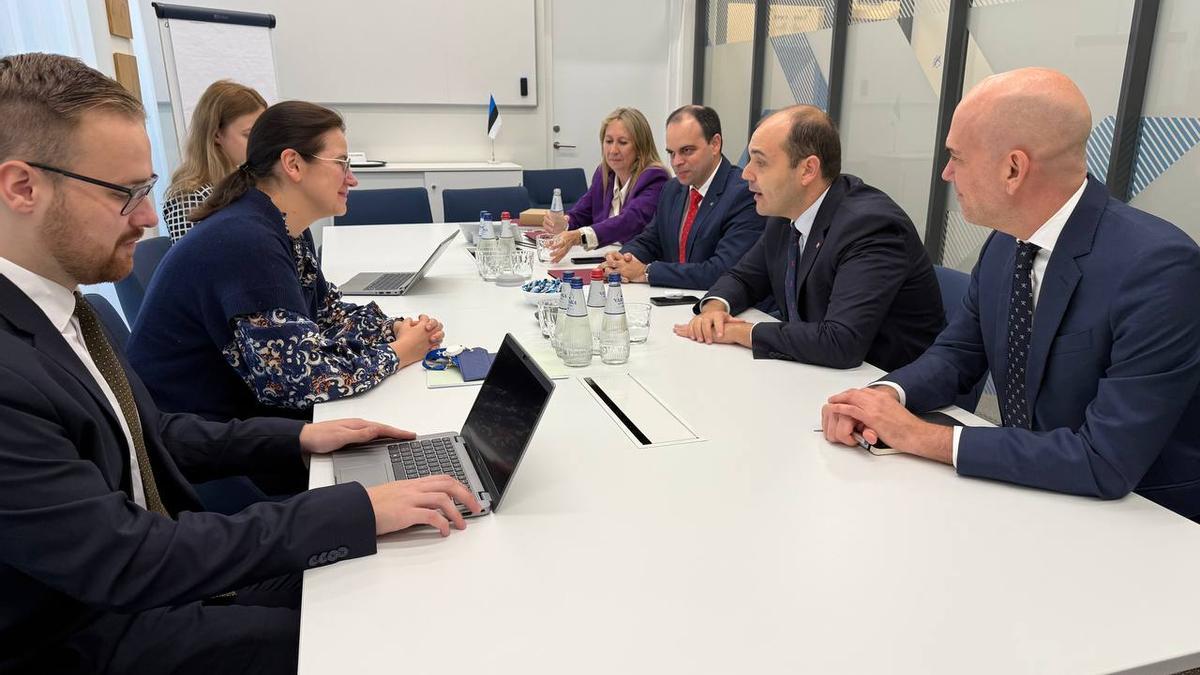 El conseller Albert Dalmau, acompañado de la delegada del Govern en los Países Nórdicos y Bálticos, Montserrat Riba, y del secretario Albert Tort, realiza un viaje institucional de dos días a Estonia.