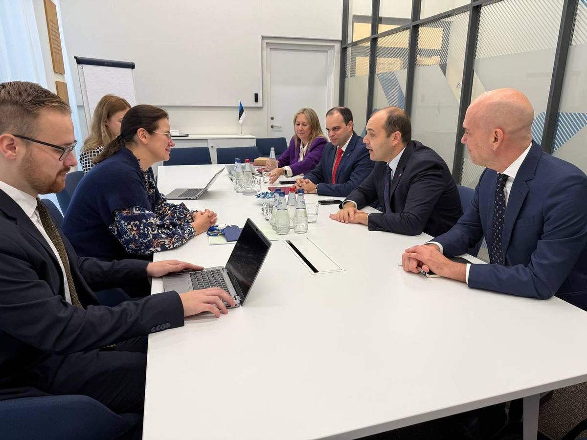 El conseller Albert Dalmau, acompañado de la delegada del Govern en los Países Nórdicos y Bálticos, Montserrat Riba, y del secretario Albert Tort, realiza un viaje institucional de dos días a Estonia.
