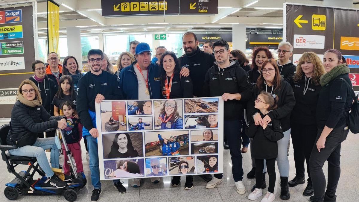 Sonia Ledesma y Lorenzo Fluxà, junto a familiares y amigos.