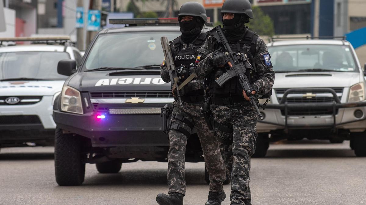 Policías realizan un operativo en la sede del canal de televisión TC en Quito (Ecuador).