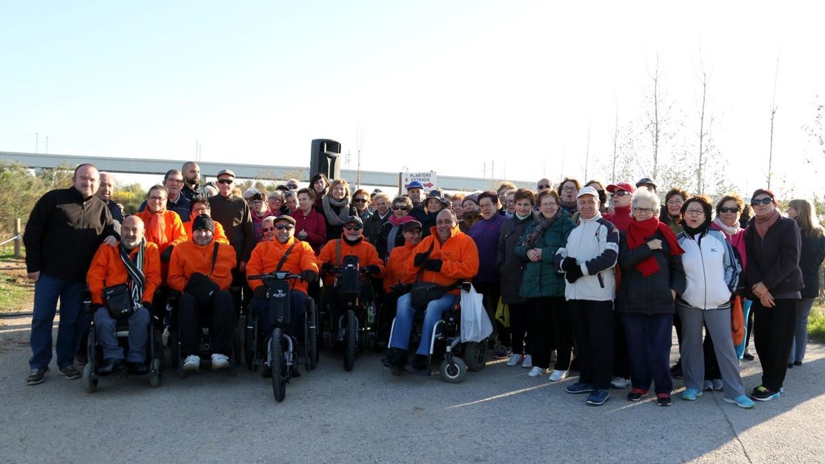 Los participantes en la inauguración del nuevo camino inclusivo.