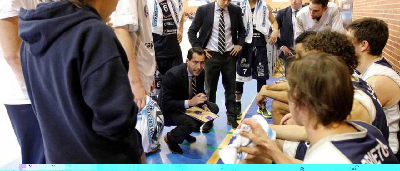 Arenas, en el centro, habla con los jugadores del Unión Financiera en el partido ante el Cocinas.com.