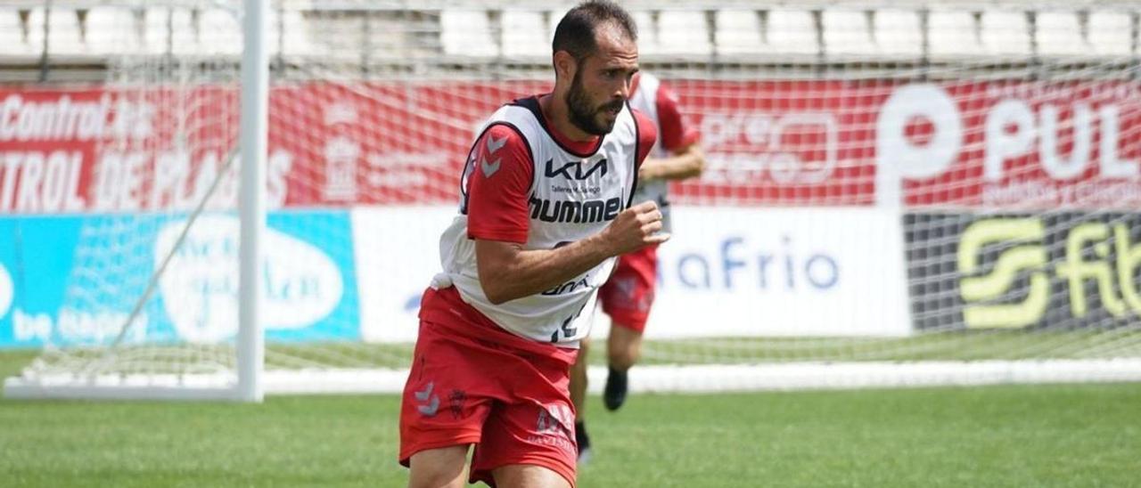 Santi Jara, del Real Murcia, durante el entrenamiento de ayer en Nueva Condomina.  | PRENSA REAL MURCIA