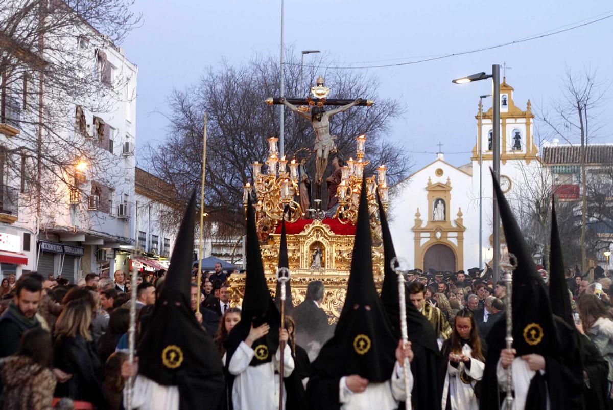 Los tres pasos de la hermandad del Amor, a su paso por Córdoba