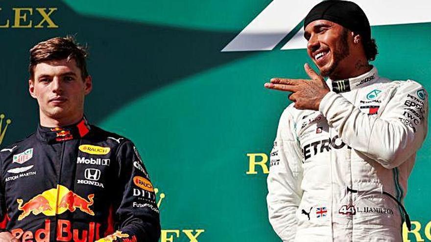 El britànic Hamilton (dreta) eufòric davant la decepció de l&#039;holandès de Red Bull Verstappen