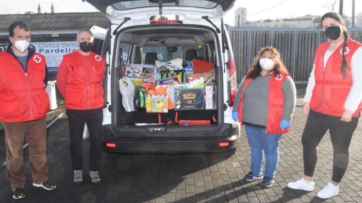 Voluntarios de la Cruz Roja con los juguetes donados