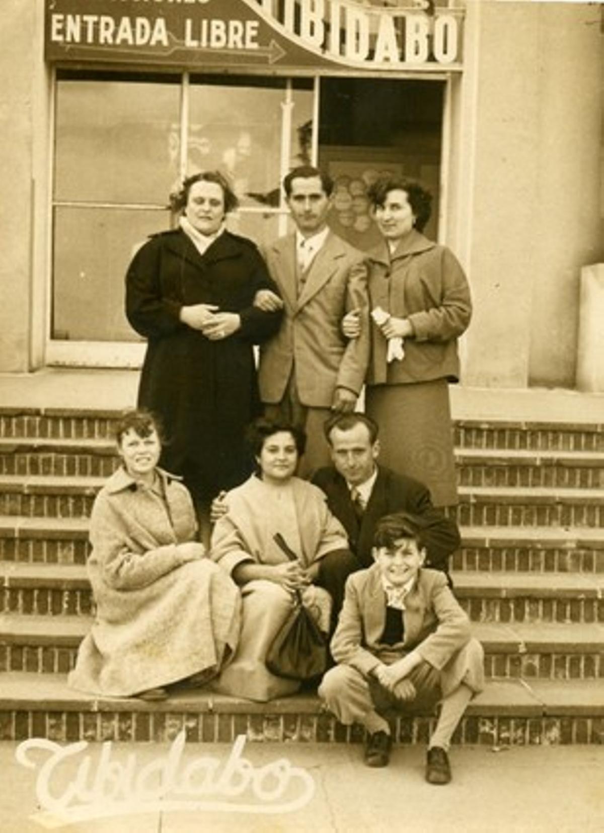 Alberto i Antonieta, de viatge de nuvis al parc del Tibidabo a mitjans del segle XX.