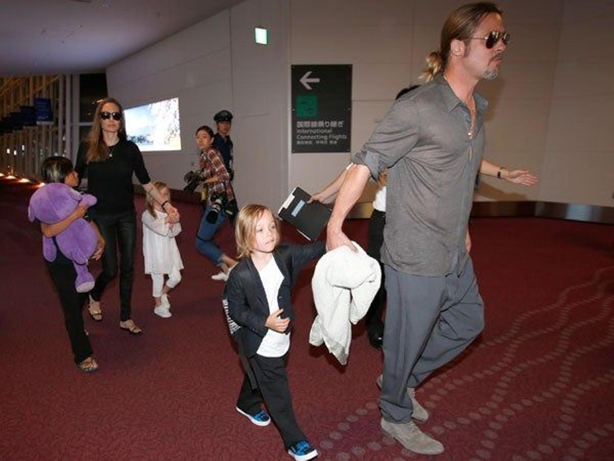 Brad y Angelina con tres de sus hijos