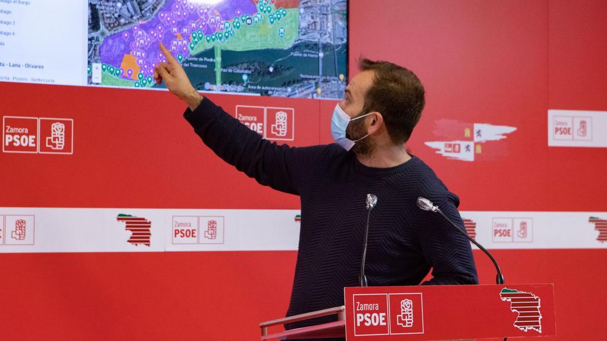 David Gago, portavoz del PSOE en el Ayuntamiento de Zamora, muestra el visor de pintadas.