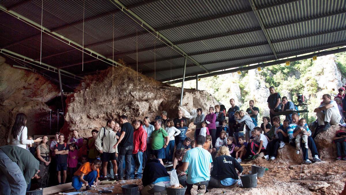 Una de las últimas campañas de excavación en la Cova del Bolomor, en imagen de archivo.