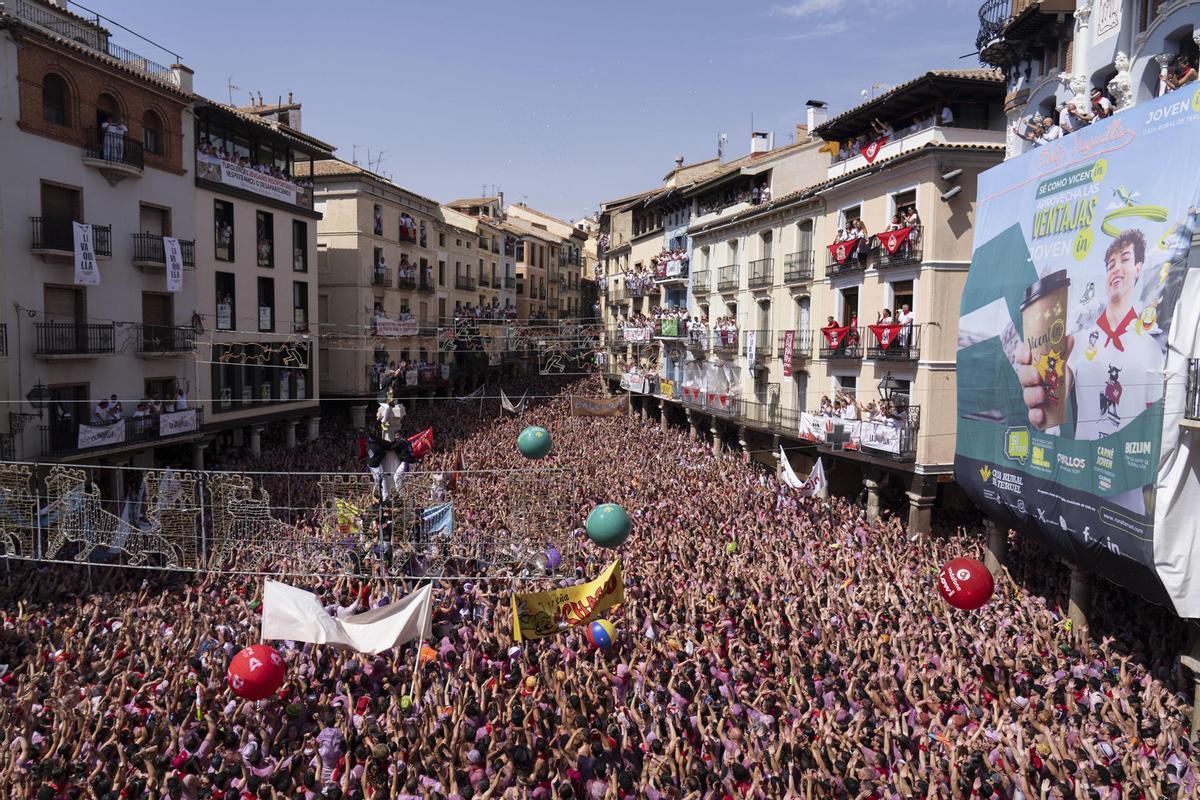 En imágenes | Teruel estalla con la puesta del panuelo al Torico
