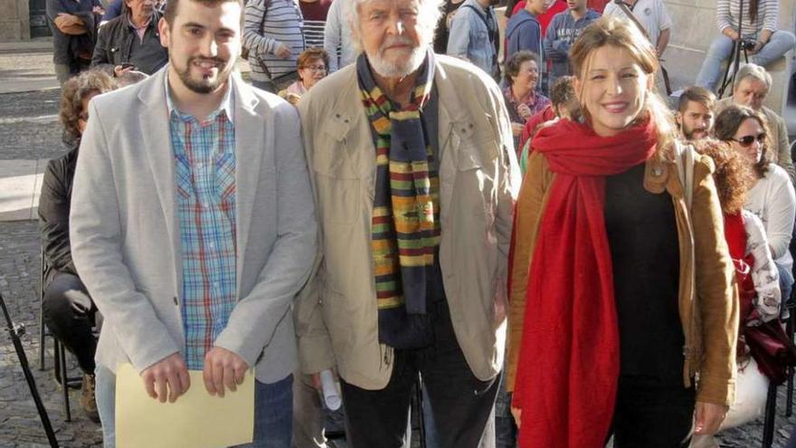 Breogán Riobóo, con el líder de Anova, Xosé Manuel Beiras, y Yolanda Díaz (EU).