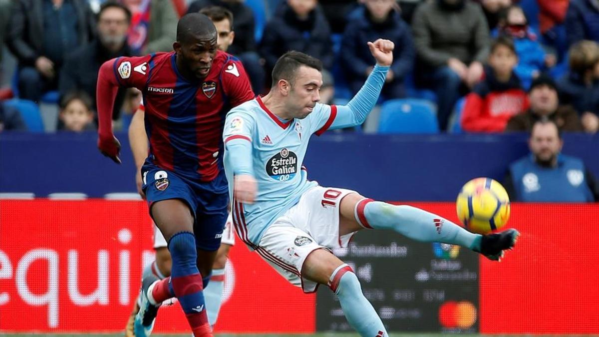 Jefferson Lerma disputando el balón con Iago Aspas durante el partido