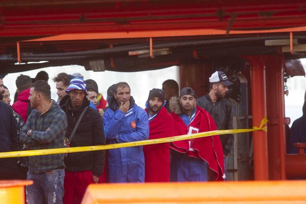 Llegada al puerto de Cartagena de los inmigrantes rescatados en el mar