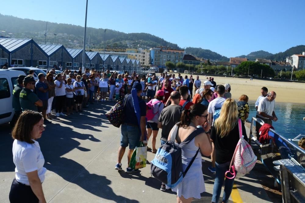 Vecinos de Ons se concentran en el puerto de Bueu para reclamar un acceso libre a la isla