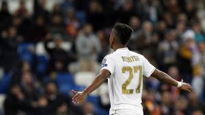 El madridista Rodrygo Goes celebra un gol ante la grada del Bernabéu.