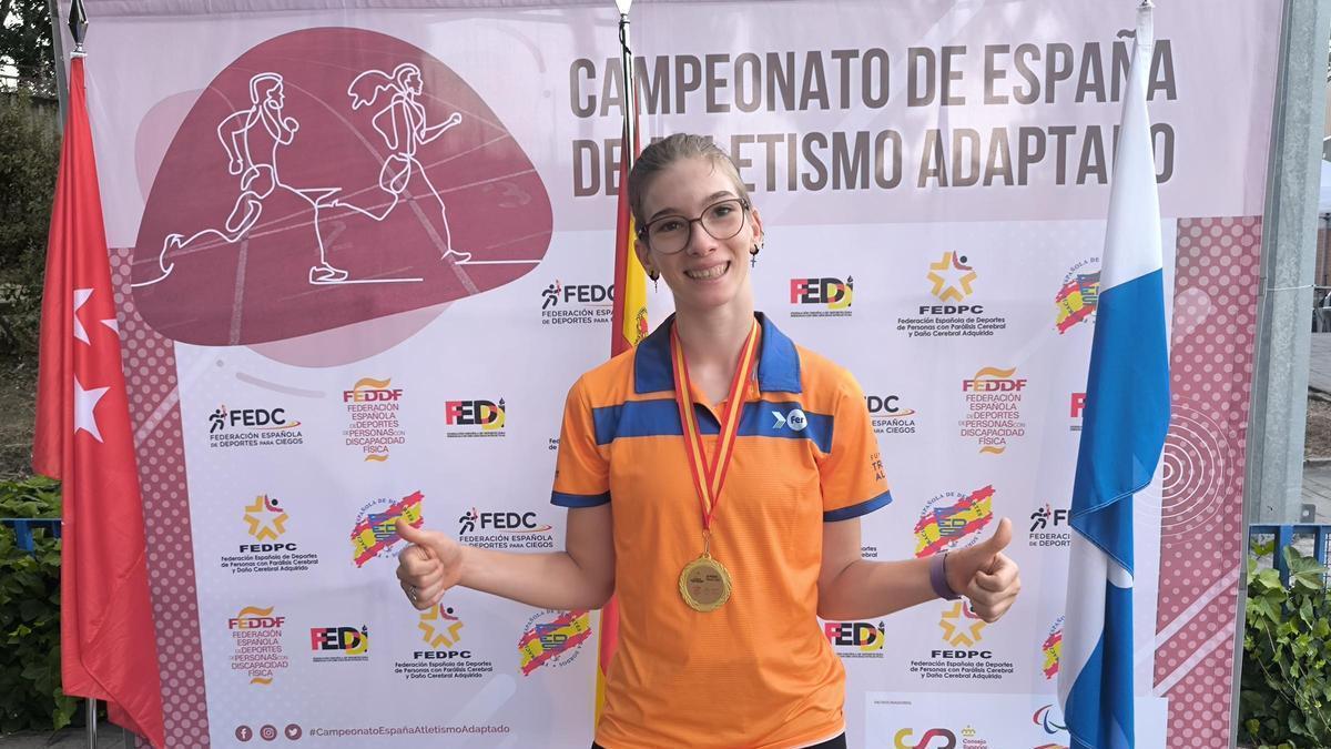La atleta setabense Judith Tortosa con la medalla de oro en el Campeonato de España de Atletismo Adaptado.