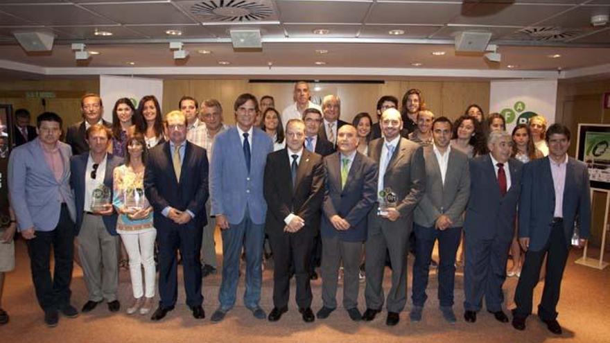 Foto de familia de todos los premiados y autoridades, al finalizar ayer la gala en El Corte Inglés. El balonmano malagueño puede presumir de que goza de una inmejorable salud.