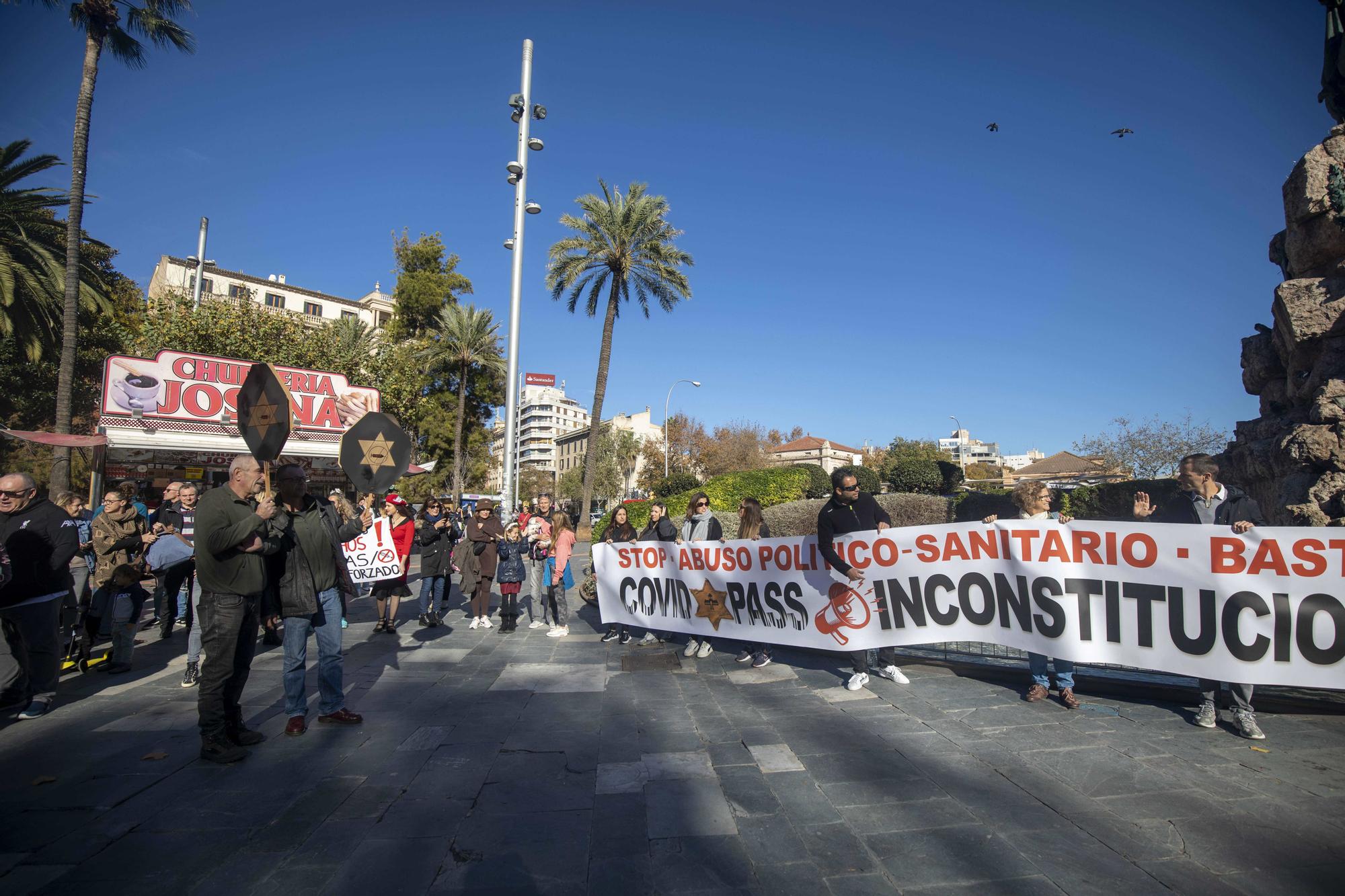 Más de 300 antivacunas se concentran en Palma contra el pasaporte covid