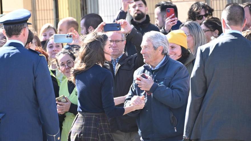 La reina Letizia se despide de la firma Pedro García con fotos y saludos a los vecinos de Elda