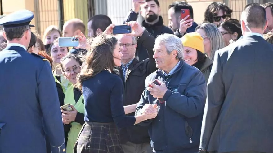 La reina Letizia se despide de la firma Pedro García con fotos y saludos a los vecinos de Elda