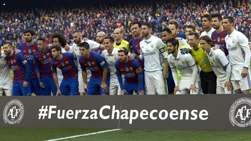 El Barça i el Madrid en l&#039;homenatge als jugadors del Chapecoense morts en l&#039;accident aeri