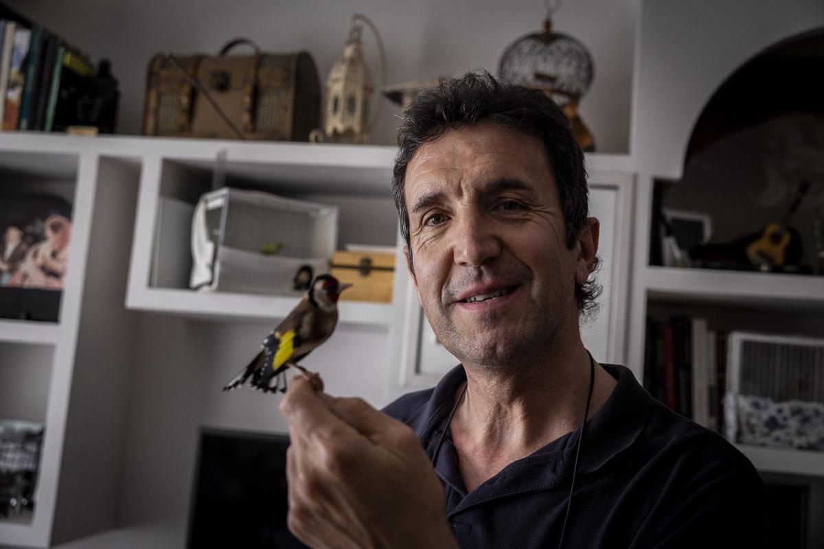 David Tejedor con un jilguero en su casa de Torrero, esta semana en Zaragoza.