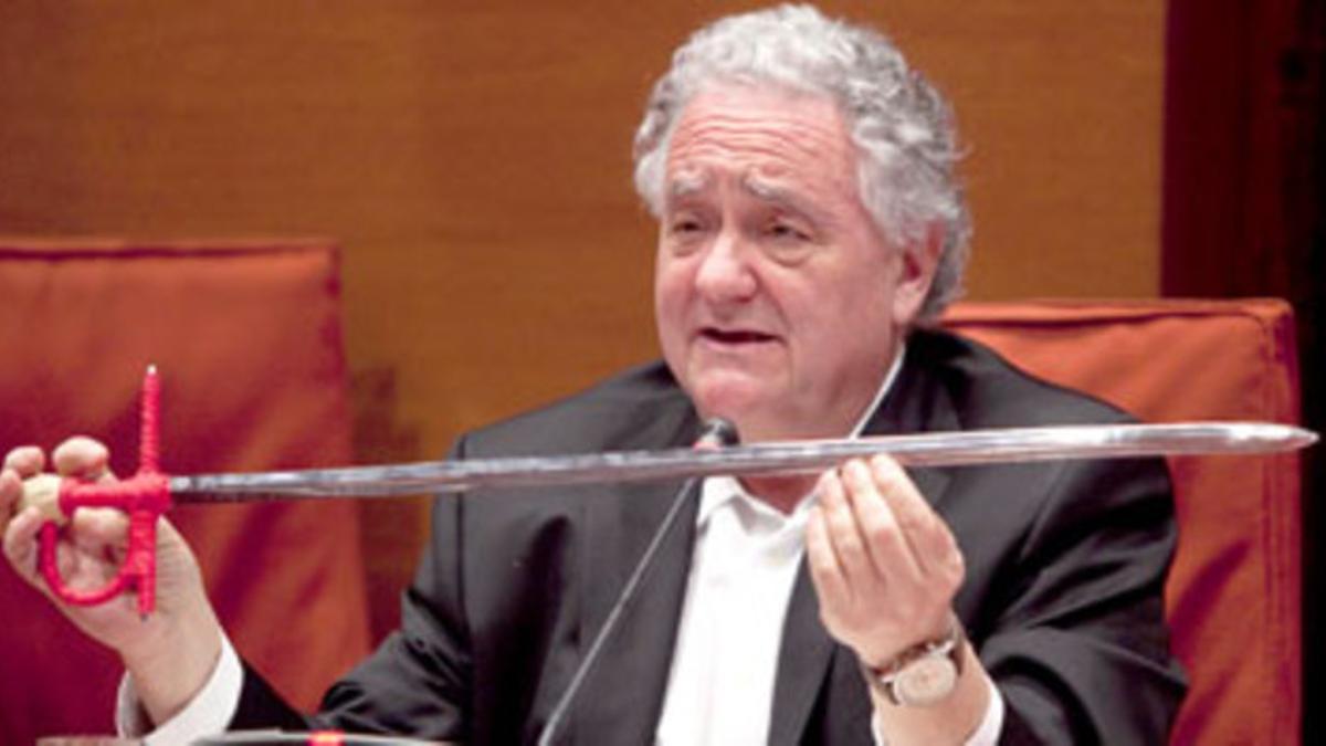 El científico Jorge Wagensberg muestra una espada de matar toros en el Parlament.