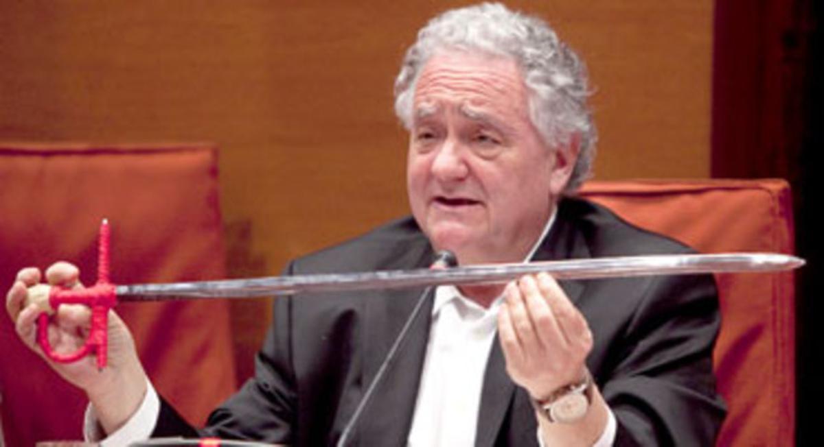 El científic Jorge Wagensberg mostra una espasa de matar toros al Parlament.