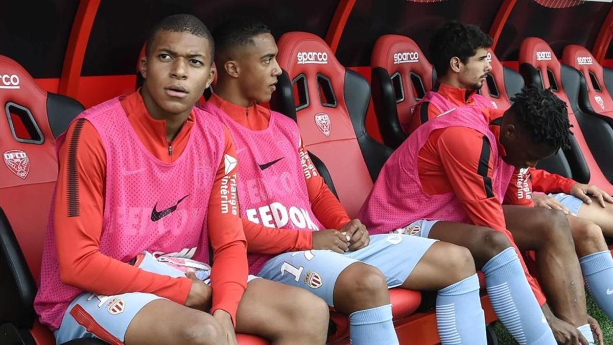 Mbappé, en el banquillo por orden presidencial